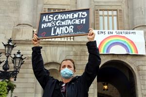 Pla mitjà d'una assistent a la concentració del sector de les bodes i casaments a la plaça Sant Jaume. ACN