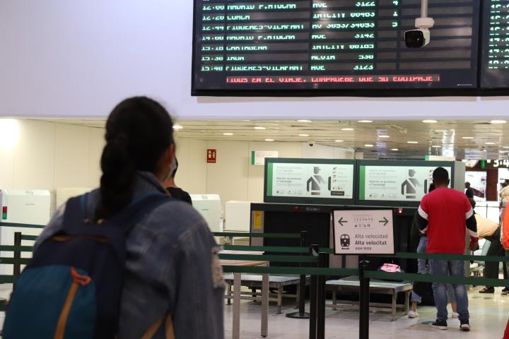 Pla mitjà d'una persona mirant una càmera tèrmica a l'estació de Sants de Barcelona, el 29 de setembre del 2020. ACN