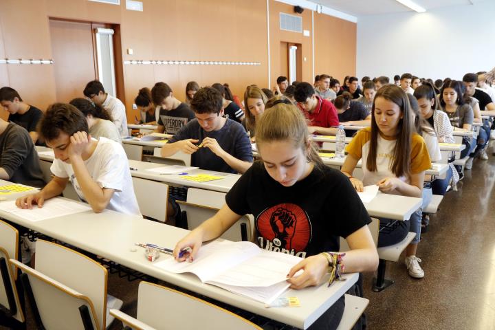 Pla obert d'alumnes començant l'examen de Llengua castellana i literatura de les PAU al Campus Catalunya de Tarragona, el 12 de juny del 2019. ACN