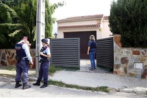 Pla obert de diversos agents dels Mossos d'Esquadra davant la casa del Vendrell on s'ha produït un homicidi. ACN