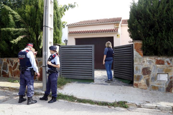 Pla obert de diversos agents dels Mossos d'Esquadra davant la casa del Vendrell on s'ha produït un homicidi. ACN
