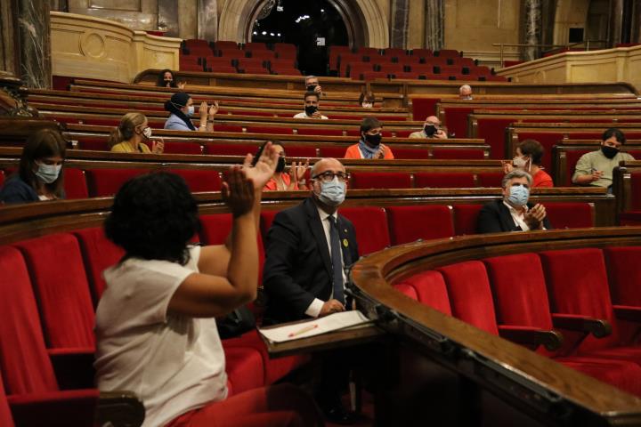 Pla obert de diversos diputats aplaudint després de l'aprovació de la llei de regulació del lloguer el 9 de setembre del 2020. ACN