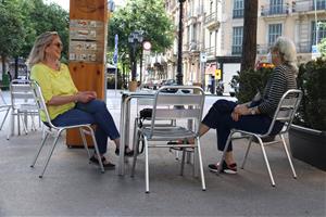 Pla obert de dues persones parlant en una terrassa d'un forn a la la Rambla de Catalunya en el primer dia de fase 1 a Barcelona, el 25 de maig del 202