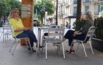 Pla obert de dues persones parlant en una terrassa d'un forn a la la Rambla de Catalunya en el primer dia de fase 1 a Barcelona, el 25 de maig del 202