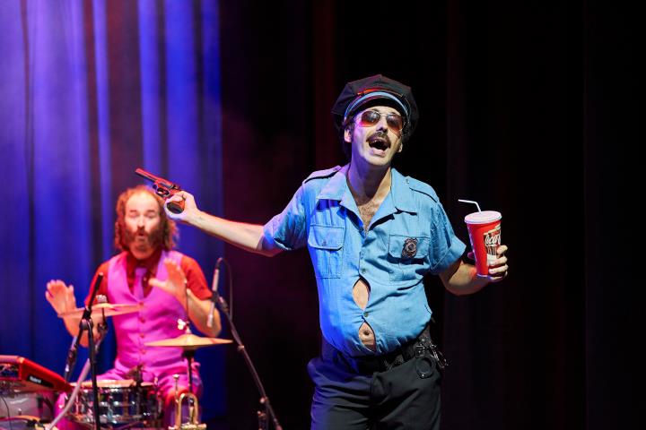 Pla obert de Guillem Albà disfressat de policia en un moment de l'espectacle 'Jaleiu' en una imatge cedida a l'ACN el 6 d'octubre de 2020. David Ruano