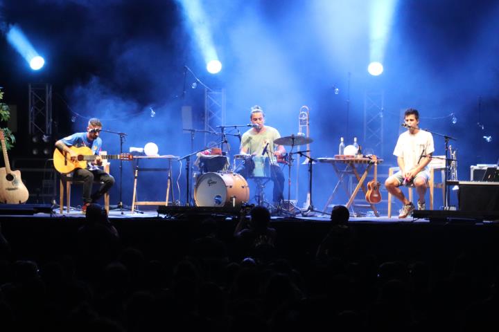 Pla obert de la banda Stay Homas interpretant un dels seus temes en el concert de les Nits d'Acústica el 27 d'agost de 2020. ACN