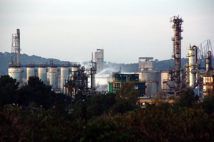 Pla obert de la planta d'IQOXE a la Canonja, al Tarragonès, amb els raigs d'aigua dels Bombers remullant la zona de l'explosió. ACN