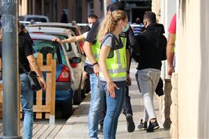 Pla obert de la policia espanyola arrestant el propietari d'un bar del Vendrell en el marc d'un operatiu antidroga, el 28 d'octubre del 2020. ACN
