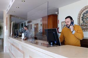 Pla obert de la recepció d'un hotel de Sitges on han instal·lat mampares per a reobrir després de la crisi de la covid-19. Imatge del 18 de maig del 2