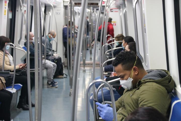Pla obert de l'interior d'un vagó del metro de Barcelona el primer dia en què s'ha aixecat el confinament total. ACN