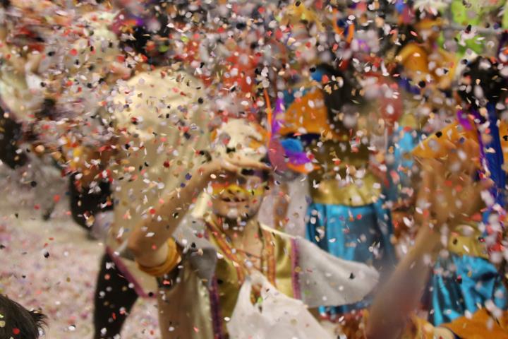 Pla obert de pluja de confeti durant la rua de l'Extermini del Carnaval de Sitges. Imatge del 5 de març del 2019. ACN