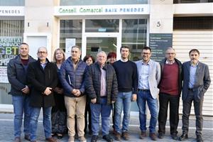 Pla obert de tots els consellers del Consell comarcal del Baix Penedès, davant la seu de l'ens, escenificant el front comú al projecte de pressupostos