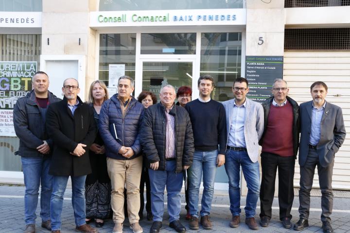 Pla obert de tots els consellers del Consell comarcal del Baix Penedès, davant la seu de l'ens, escenificant el front comú al projecte de pressupostos