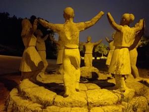 Pla obert del monument a la Sardana ubicat a Montjuïc, on es veu les figures amb els braços amputats. Ajuntament de Barcelona