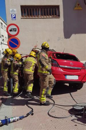 Pla obert dels Bombers de la Generalitat excarcerant el cos d'un conductor d'un vehicle encastat a una paret a Bellvei. Trànsit