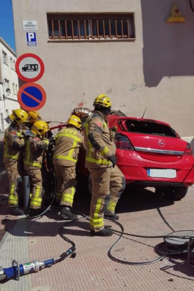 Pla obert dels Bombers de la Generalitat excarcerant el cos d'un conductor d'un vehicle encastat a una paret a Bellvei. Trànsit