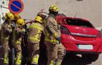 Pla obert dels Bombers de la Generalitat excarcerant el cos d'un conductor d'un vehicle encastat a una paret a Bellvei. Trànsit