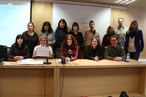 Pla obert dels representants dels treballadors interins del sector públic a la roda de premsa de presentació de la Plataforma d'Interins de Catalunya.