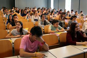 Pla obert d'estudiants preparant-se per començar l'examen de la selectivitat de castellà a la Facultat de Dret, Economia i Turisme de la Universitat d