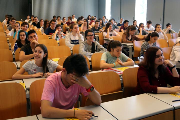 Pla obert d'estudiants preparant-se per començar l'examen de la selectivitat de castellà a la Facultat de Dret, Economia i Turisme de la Universitat d