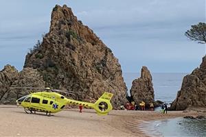 Pla obert d'un helicòpter del SEM a la zona de la Mar Menuda ajudant un submarinista amb una aturada cardiorespiratòria el 18 d'agost de 2020. ACN