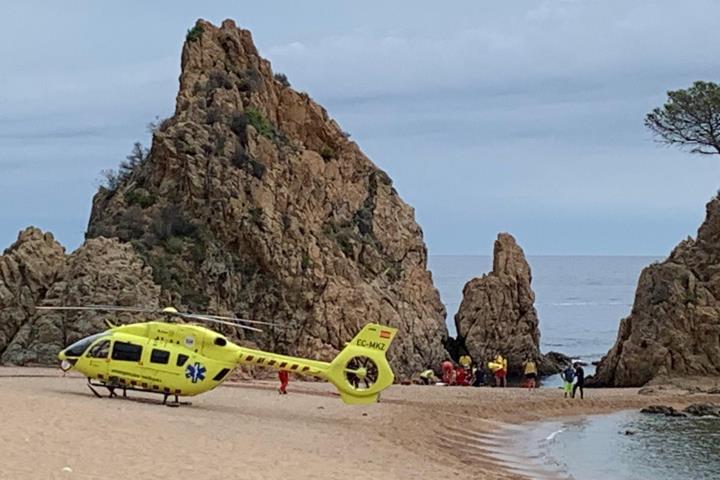 Pla obert d'un helicòpter del SEM a la zona de la Mar Menuda ajudant un submarinista amb una aturada cardiorespiratòria el 18 d'agost de 2020. ACN