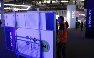 Pla obert d'un operari desmuntant un estand del Mobile World Congress (MWC), el 28 de febrer de 2019 . ACN