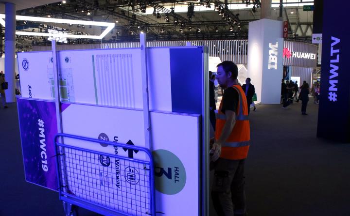 Pla obert d'un operari desmuntant un estand del Mobile World Congress (MWC), el 28 de febrer de 2019 . ACN