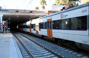 Pla obert d'un tren de la línia R3 a entrant al túnel de Martorell, acabat d'estrenar. 13 de desembre de 2020. ACN