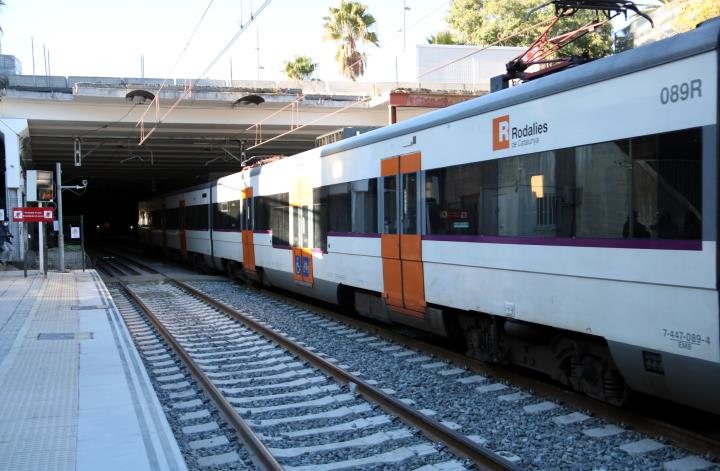 Pla obert d'un tren de la línia R3 a entrant al túnel de Martorell, acabat d'estrenar. 13 de desembre de 2020. ACN