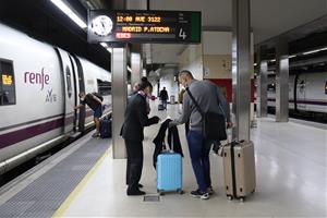 Pla obert d'una de l'andana de trens AVE l'estació de Sants de Barcelona, el 29 de setembre del 2020. ACN