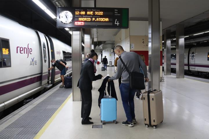 Pla obert d'una de l'andana de trens AVE l'estació de Sants de Barcelona, el 29 de setembre del 2020. ACN
