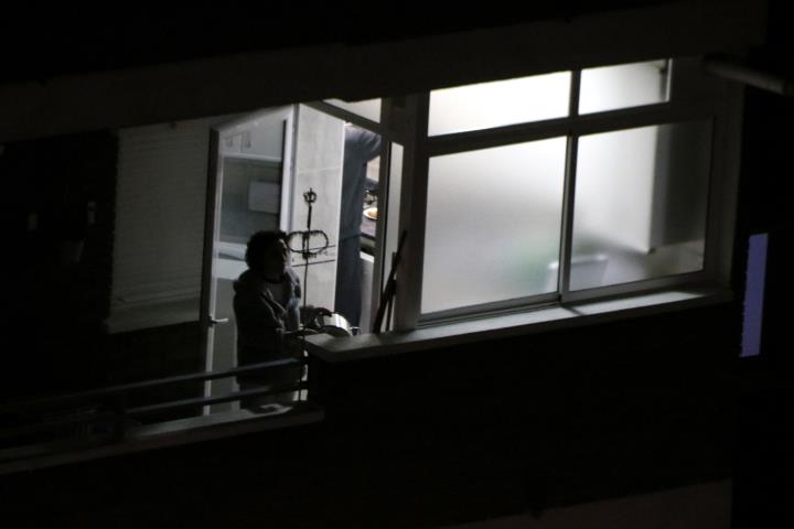 Pla obert d'una dona picant una cassola al balcó de casa seva, a Tarragona. Imatge del 18 de març del 2020. ACN