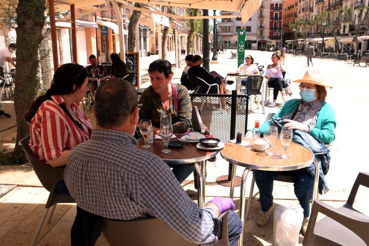 Pla obert d'una família consumint en una terrassa de la plaça de la Font de Tarragona en el primer dissabte de la fase 1. ACN