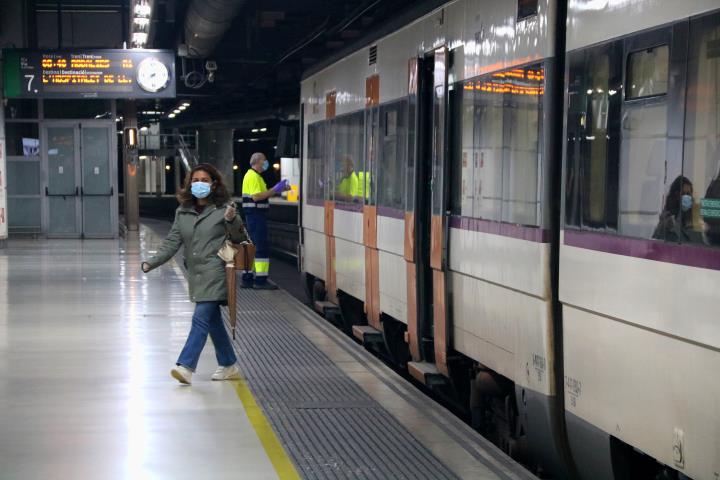 Pla obert d'una usuària de Rodalies sortint d'un tren a l'andana de l'estació de Sants de Barcelona. ACN
