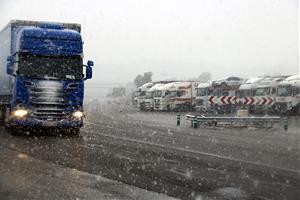 Pla obert on es pot veure un camió arribant a la Panadella per aparcar i aturar-se pel temporal de neu, el 27 de febrer de 2018. ACN