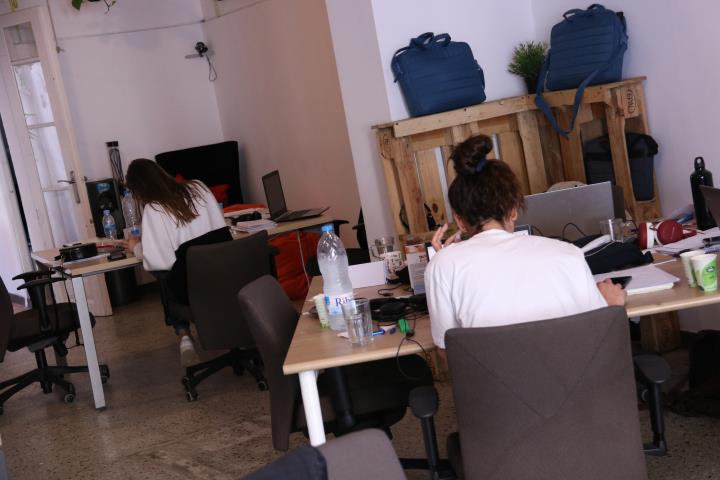 Pla tancat de dues treballadores en una oficina de 'coworking' al districte del 22@, al barri del Poblenou de Barcelona. ACN