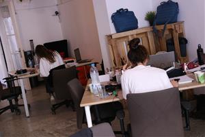 Pla tancat de dues treballadores en una oficina de 'coworking' al districte del 22@, al barri del Poblenou de Barcelona. ACN