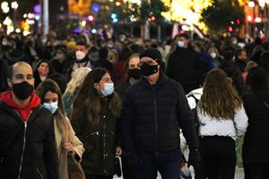 Pla tancat de nombroses persones caminant pel Portal de l'Àngel de Barcelona. Imatge del 8 de desembre del 2020. ACN/ Gemma Sánchez