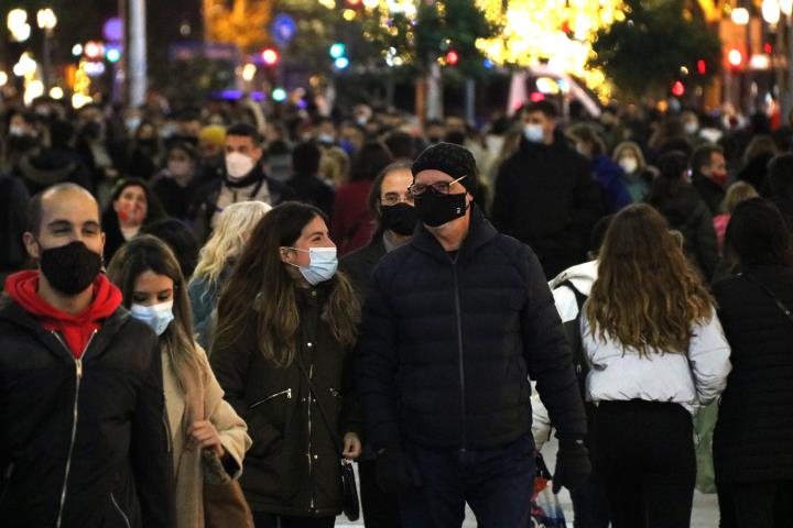 Pla tancat de nombroses persones caminant pel Portal de l'Àngel de Barcelona. Imatge del 8 de desembre del 2020. ACN/ Gemma Sánchez