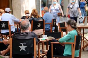 Pla tancat dels clients de la terrassa d'un bar del centre d'Igualada. ACN