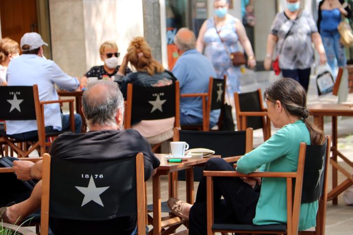 Pla tancat dels clients de la terrassa d'un bar del centre d'Igualada. 15 de juny de 2020. ACN