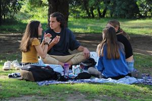 Pla tancat d'un grup d'amics fent pícnic aquest diumenge al Parc de la Ciutadella de Barcelona. ACN
