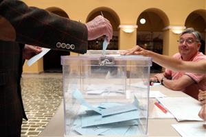 Pla tancat d'una urna en el moment en què ha votat un elector en un dels col·legis electorals de la ciutat de Tarragona. ACN
