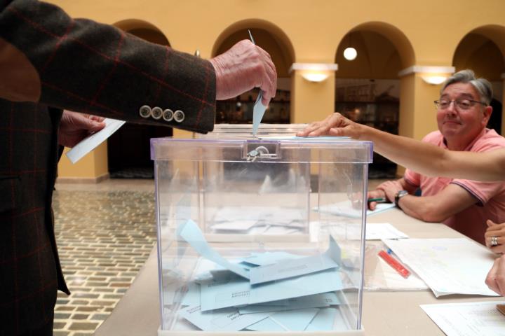 Pla tancat d'una urna en el moment en què ha votat un elector en un dels col·legis electorals de la ciutat de Tarragona. ACN