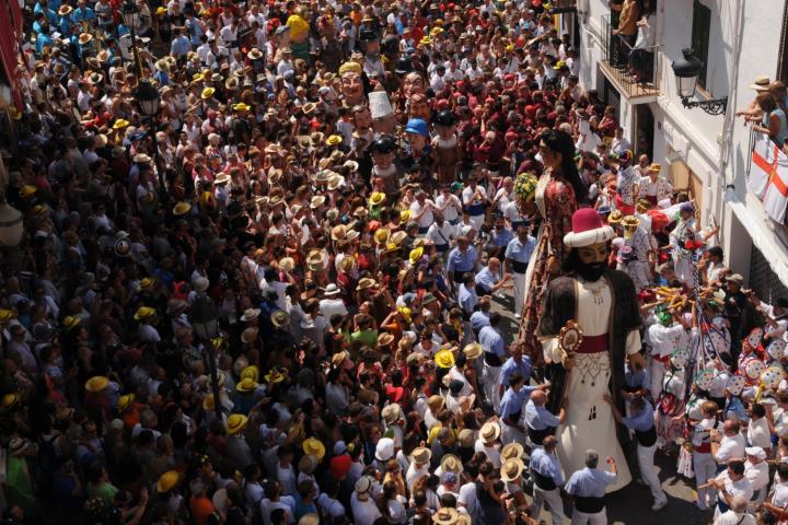 Pla zenital de la Sortida d'Ofici de la Festa Major de Sitges l'any 2019. Imatge publicada el 7 de juliol del 2020. Ajuntament de Sitges