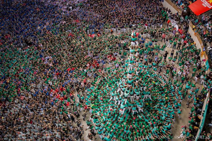 Pla zenital del 3de10 amb folre i manilles dels Castellers de Vilafranca a la Tarraco Arena Plaça, durant el Concurs de Castells. David Oliete -Concur