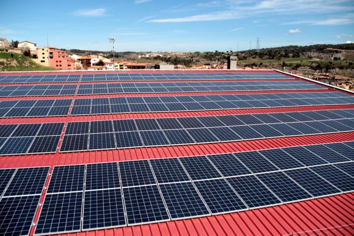 Plaques fotovoltaiques d'autoconsum en un equipament esportiu de Centelles. Diputació de Barcelona