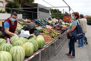 Poca afluència de compradors en la reobertura del mercat de Coma-ruga del Vendrell. ACN/ Mar Rovira