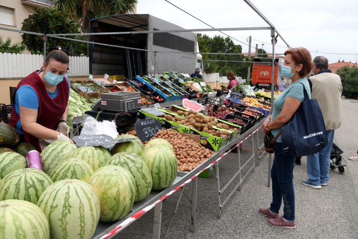 Poca afluència de compradors en la reobertura del mercat de Coma-ruga del Vendrell. ACN/ Mar Rovira